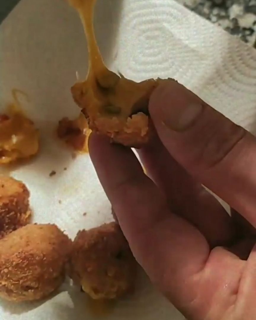 Bolitas de queso cheddar con jalapeños Bolitas de queso cheddar con jalapeños