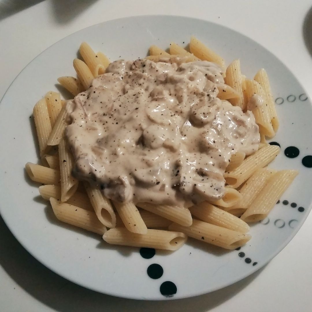 Penne rigate con salsa de nata (sin lactosa) y champiñones Penne rigate con salsa de nata (sin lactosa) y champiñones