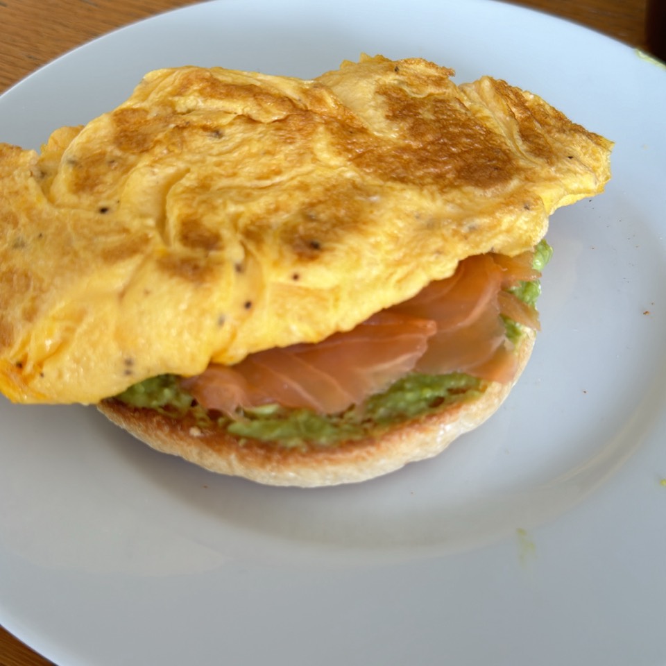 pan Tostado con salmón y huevo 