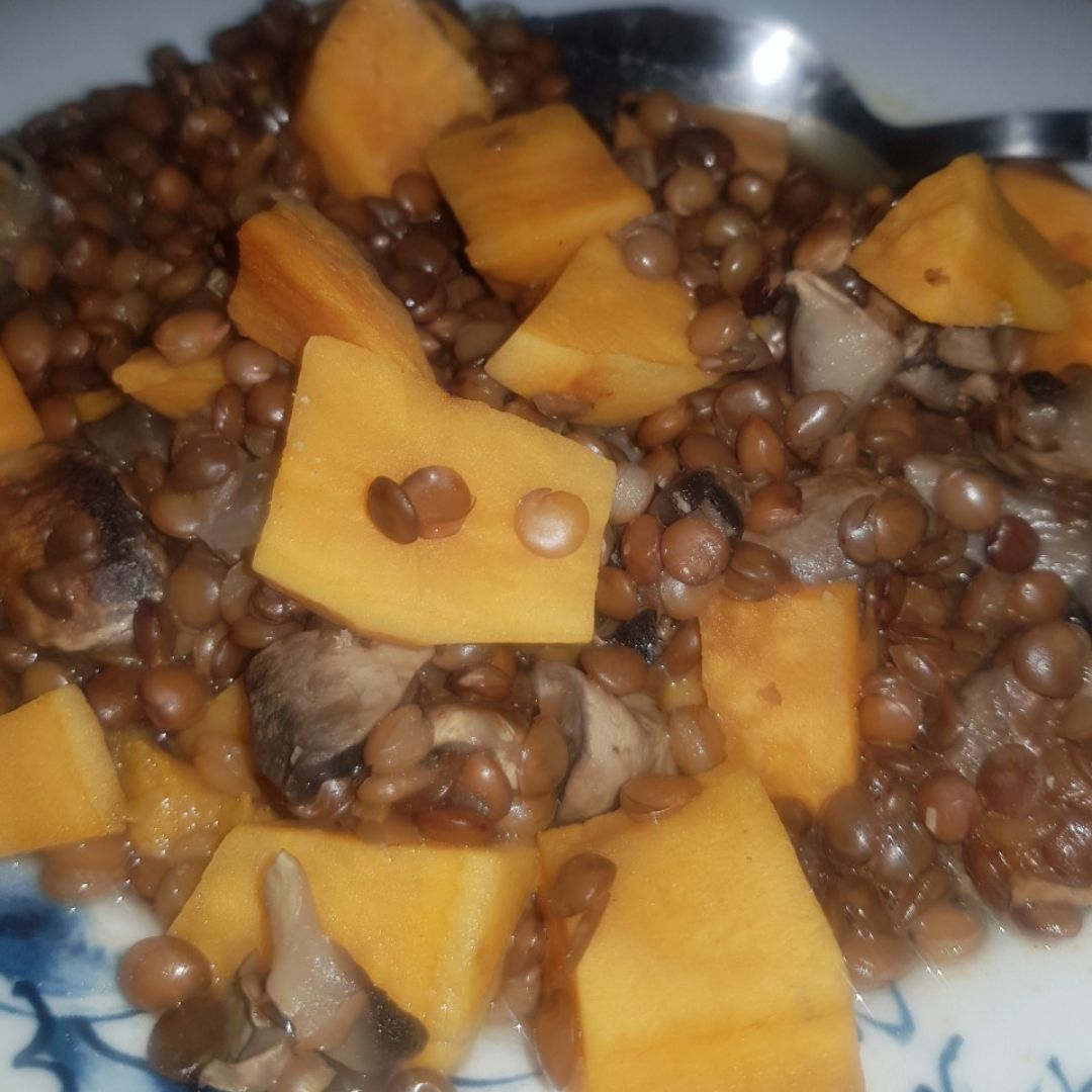 Lentejas con boniato y champiñones Lentejas con boniato y champiñones