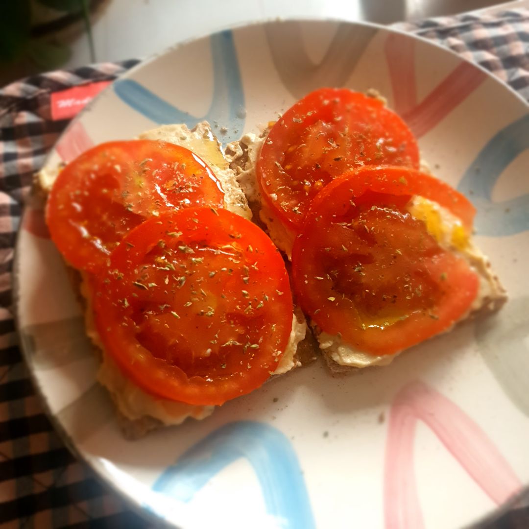 Tostada de hummus y tomate Tostada de hummus y tomate