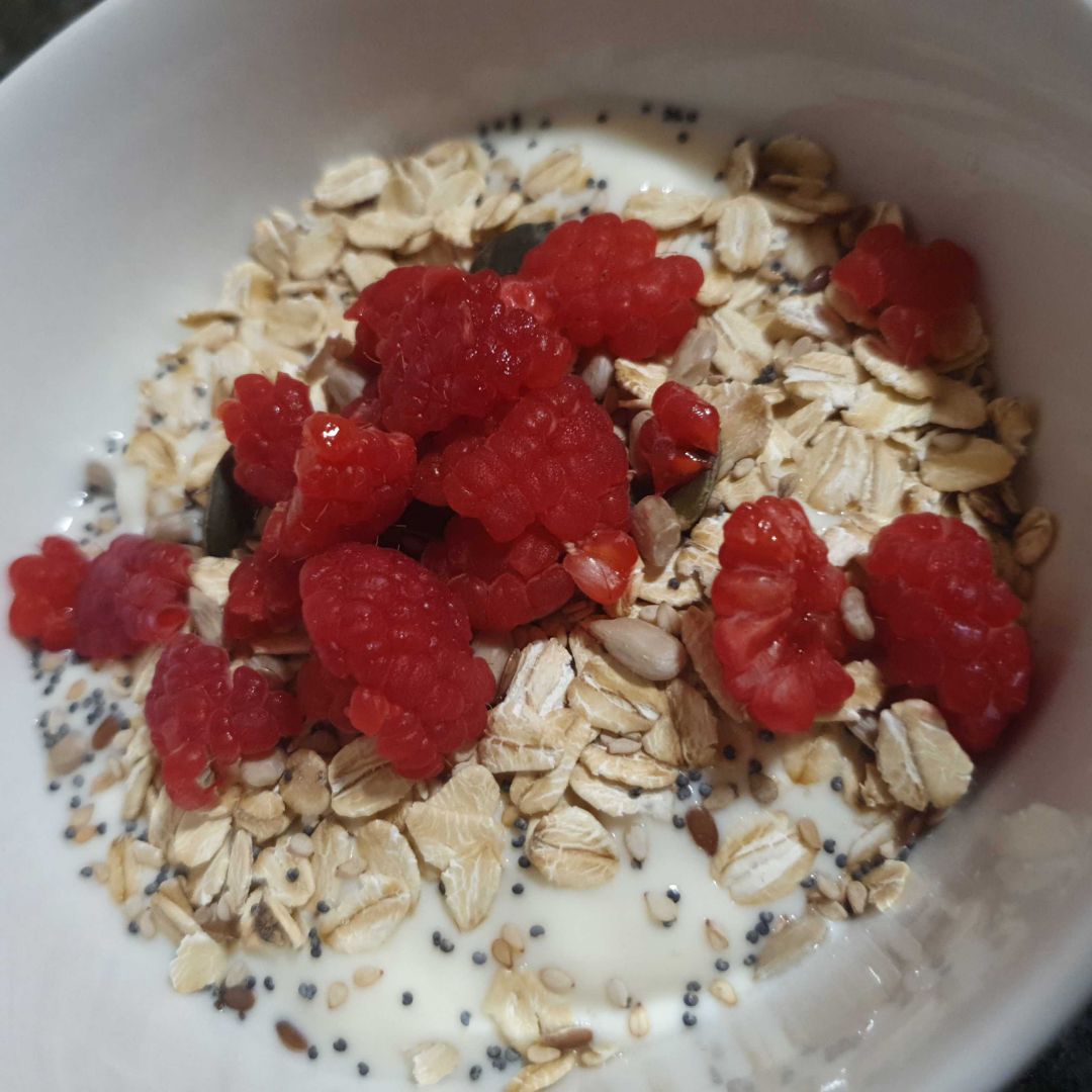 Yogur soja de coco con avena y frambuesas