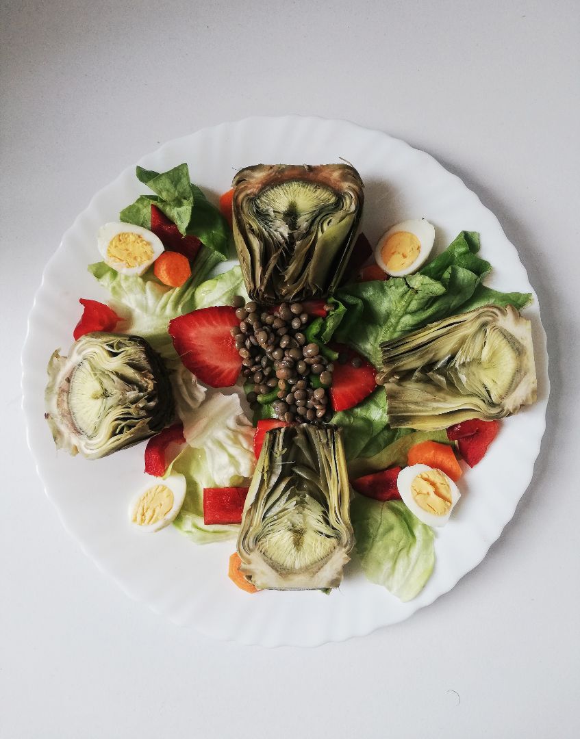 Ensalada de alcachofas con fresas y lentejas