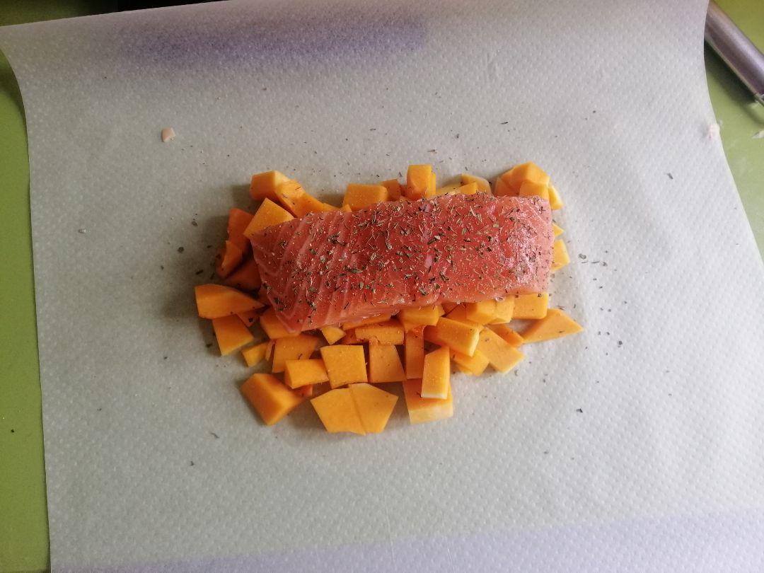 Salm贸n con calabaza en papillote Paso 1 Salm贸n con calabaza en papillote Paso 1