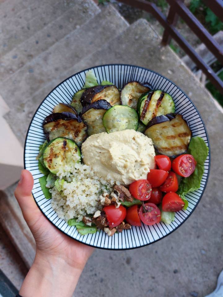 Ensalada de quinoa con hummus