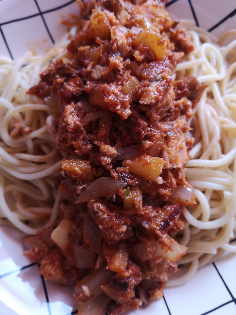 Espaguetis con manzana, setas, atún, cebolla y tomate triturado Espaguetis con manzana, setas, atún, cebolla y tomate triturado