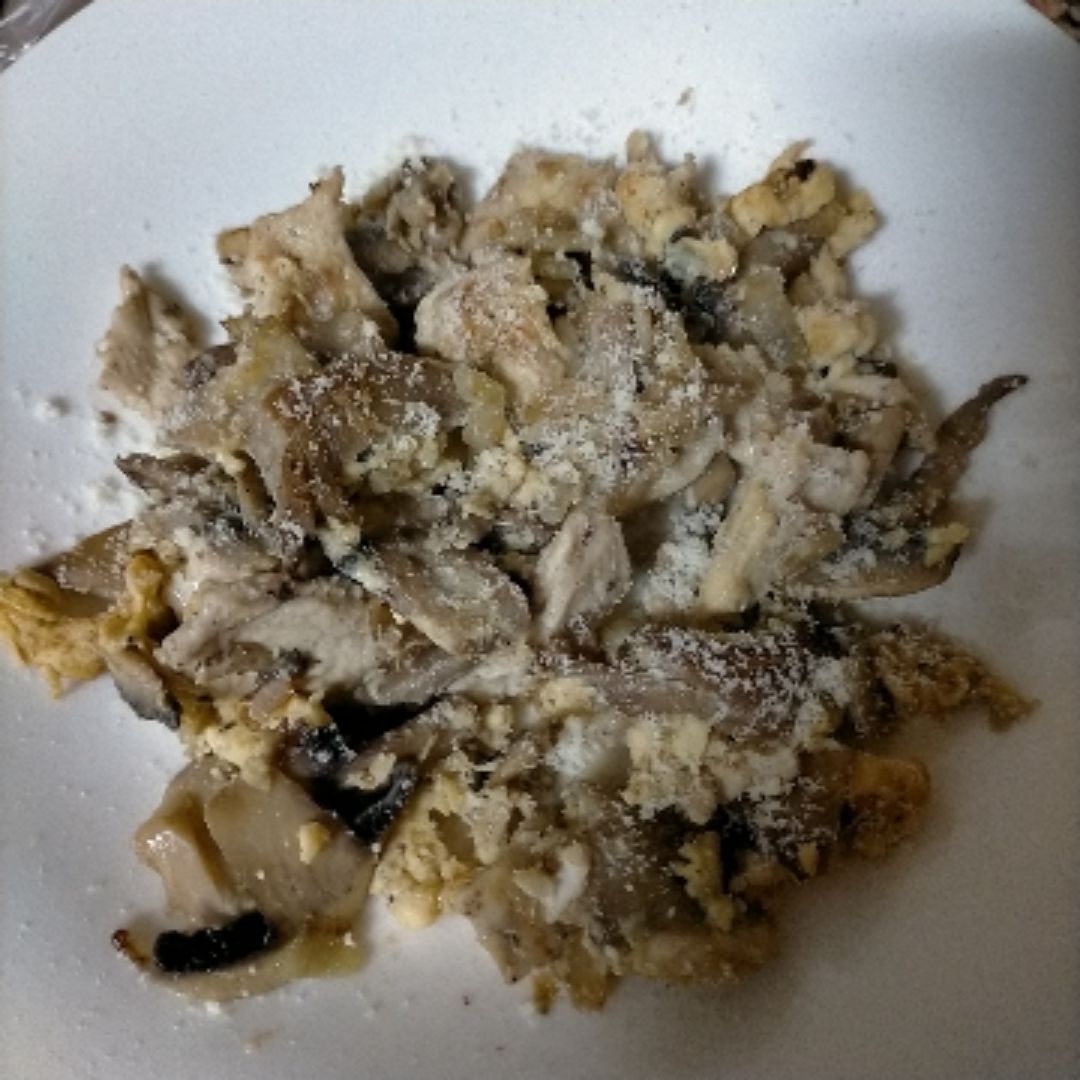 Revuelto con Pechuga de Pollo, champiñones y setas Revuelto con Pechuga de Pollo, champiñones y setas