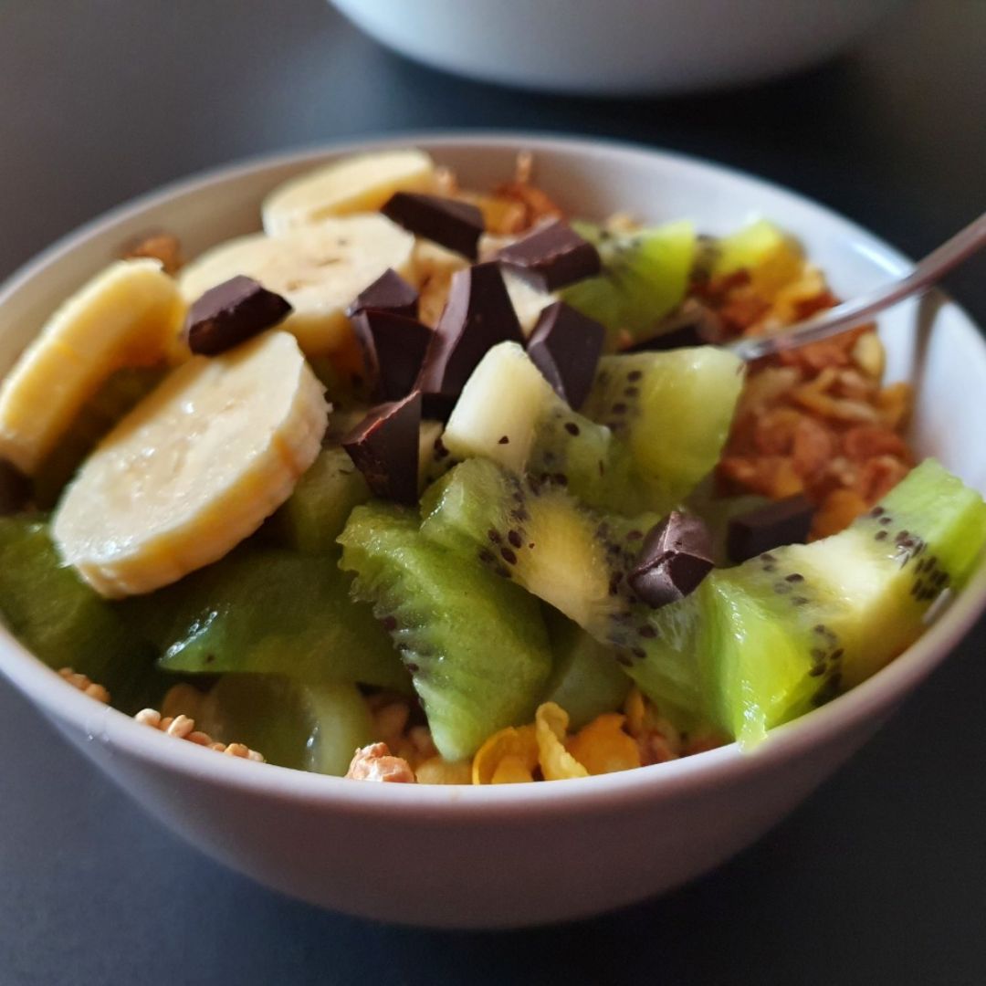 Bowl de frutas, cereales y chocafé Bowl de frutas, cereales y chocafé