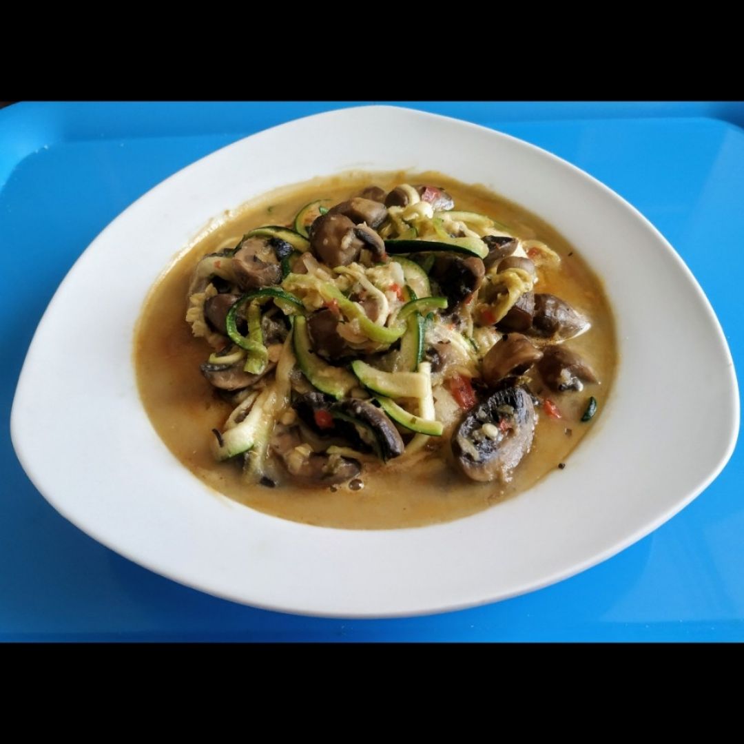 Espirales de calabacín con salsa de champiñones y pimientos Espirales de calabacín con salsa de champiñones y pimientos