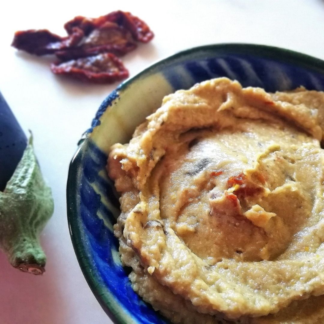 Hummus con berenjena asada y tomates secos Hummus con berenjena asada y tomates secos