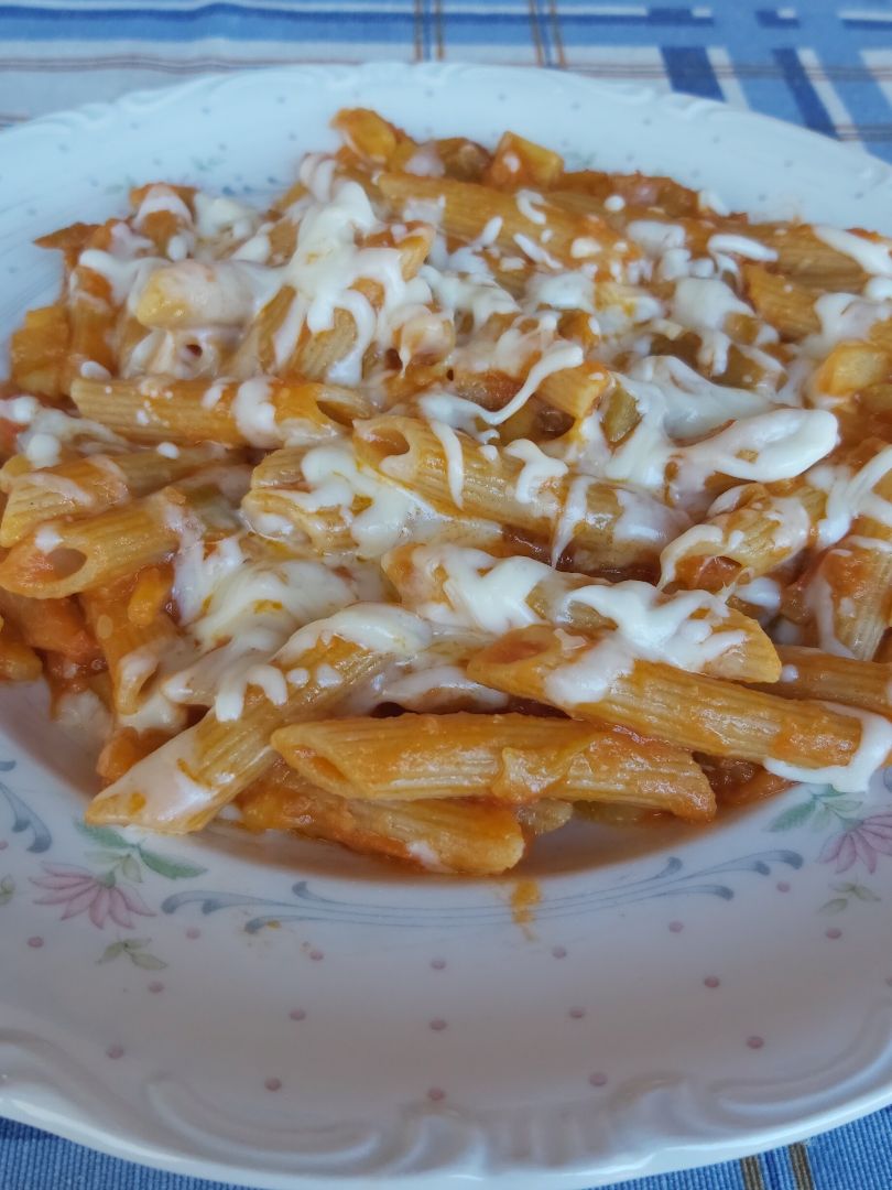 Macarrones con berenjena y calabacín gratinado