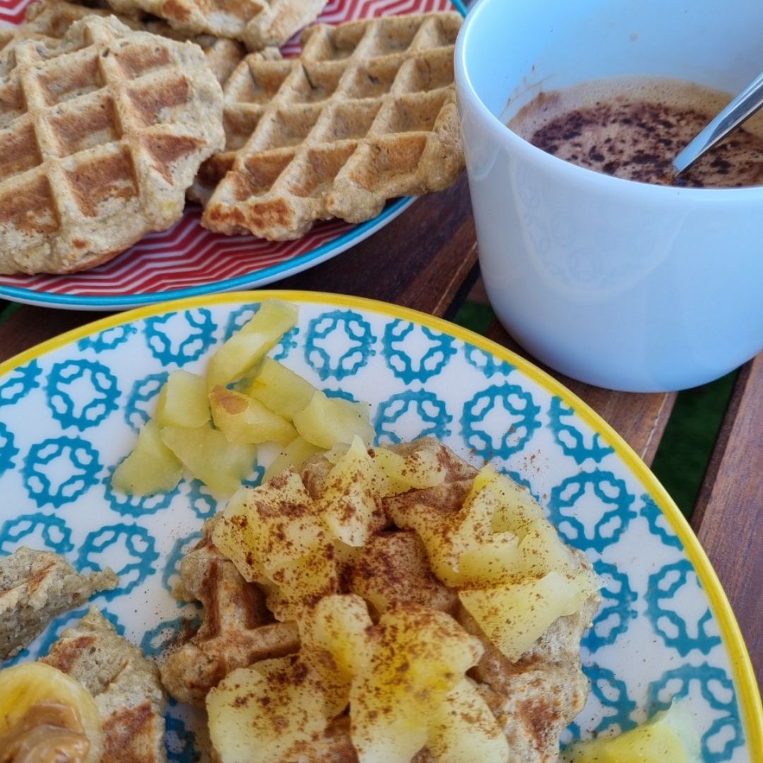 Gofres de avena y plátano con topping de manzana Gofres de avena y plátano con topping de manzana