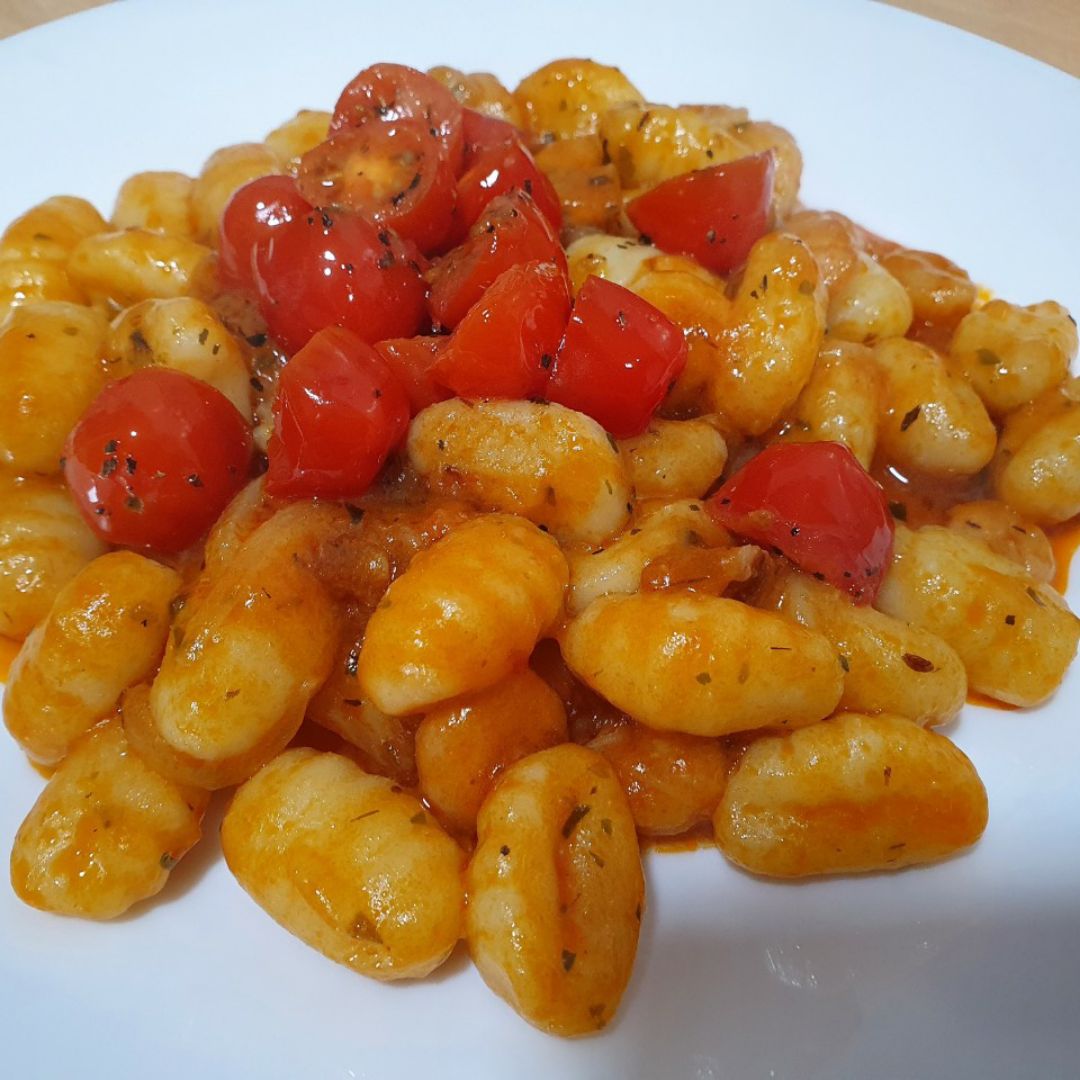 Ñoquis con tomate y gambas Ñoquis con tomate y gambas