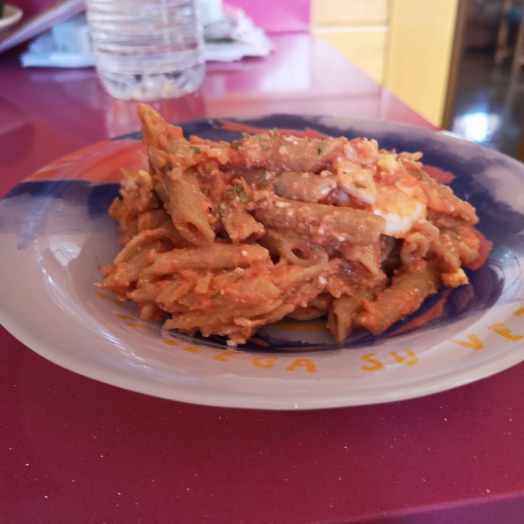 Macarrones con tomate, queso feta, huevo y atún Macarrones con tomate, queso feta, huevo y atún