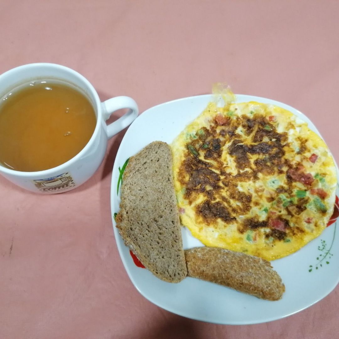 Tortilla de verduras con pan integral Tortilla de verduras con pan integral