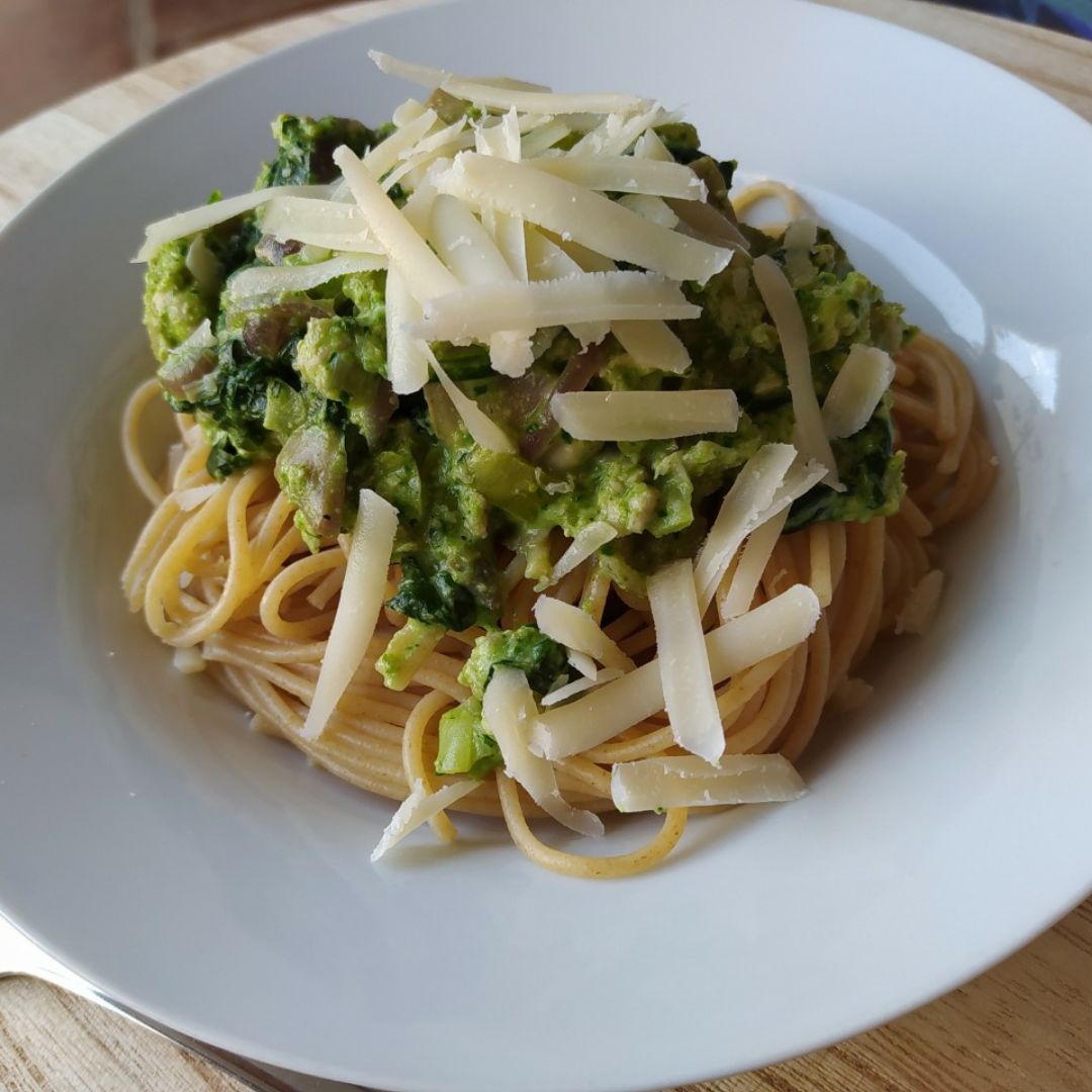 PASTA CON SALSA DE ESPINACAS Y ANACARDOS