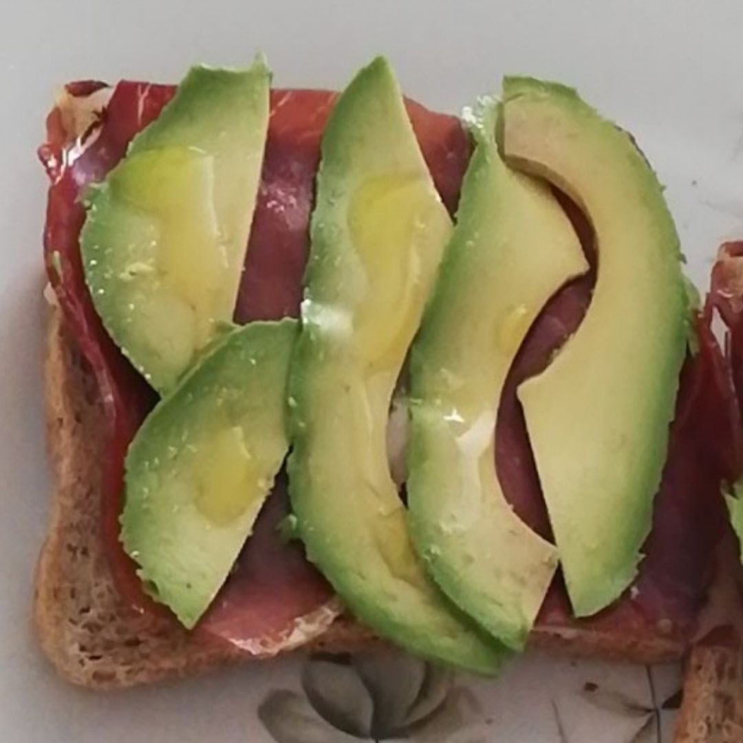 Tostada integral con aguacate y jamón 