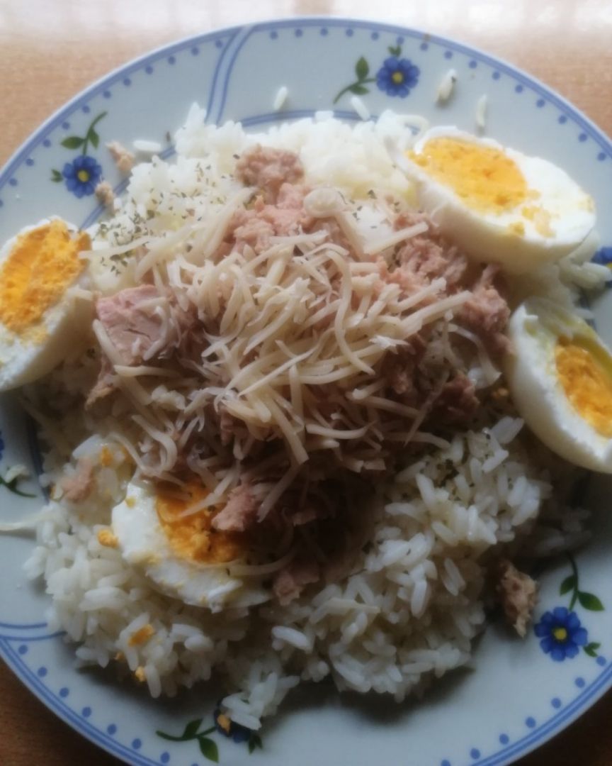 Arroz con huevos y atún 