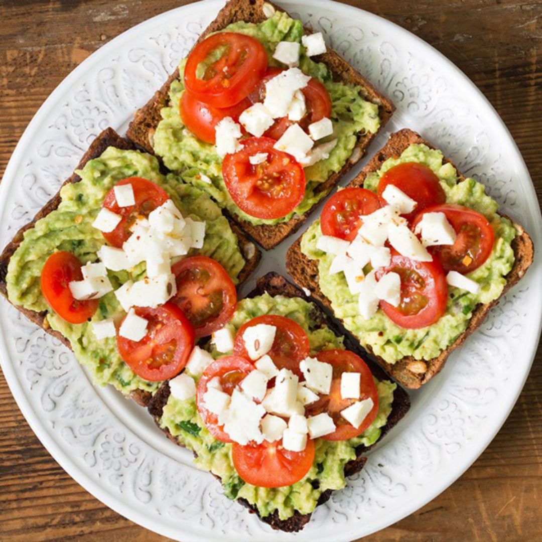 Tostadas con queso, guacamole y tomate Tostadas con queso, guacamole y tomate