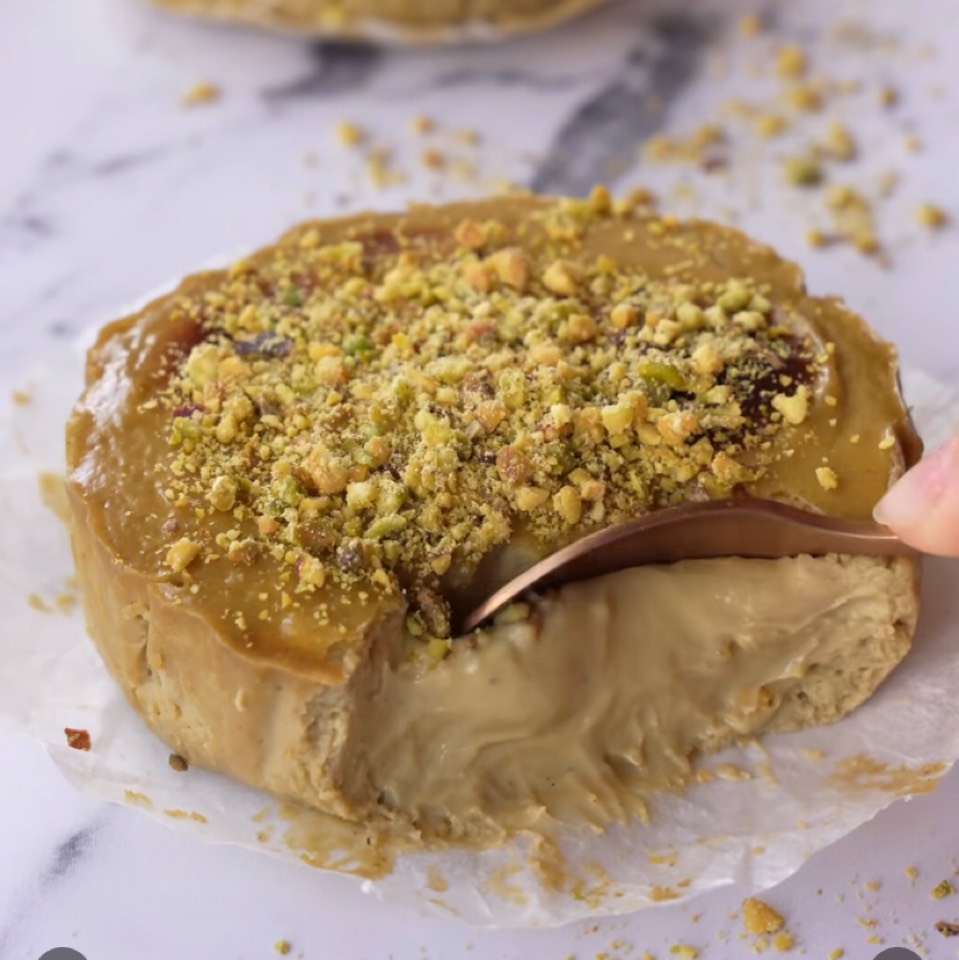 Tarta de queso y pistacho de @petit_fit Tarta de queso y pistacho de @petit_fit
