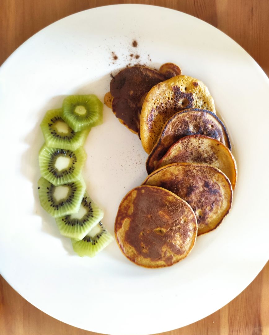 Tortitas de avena y zanahoria con fruta