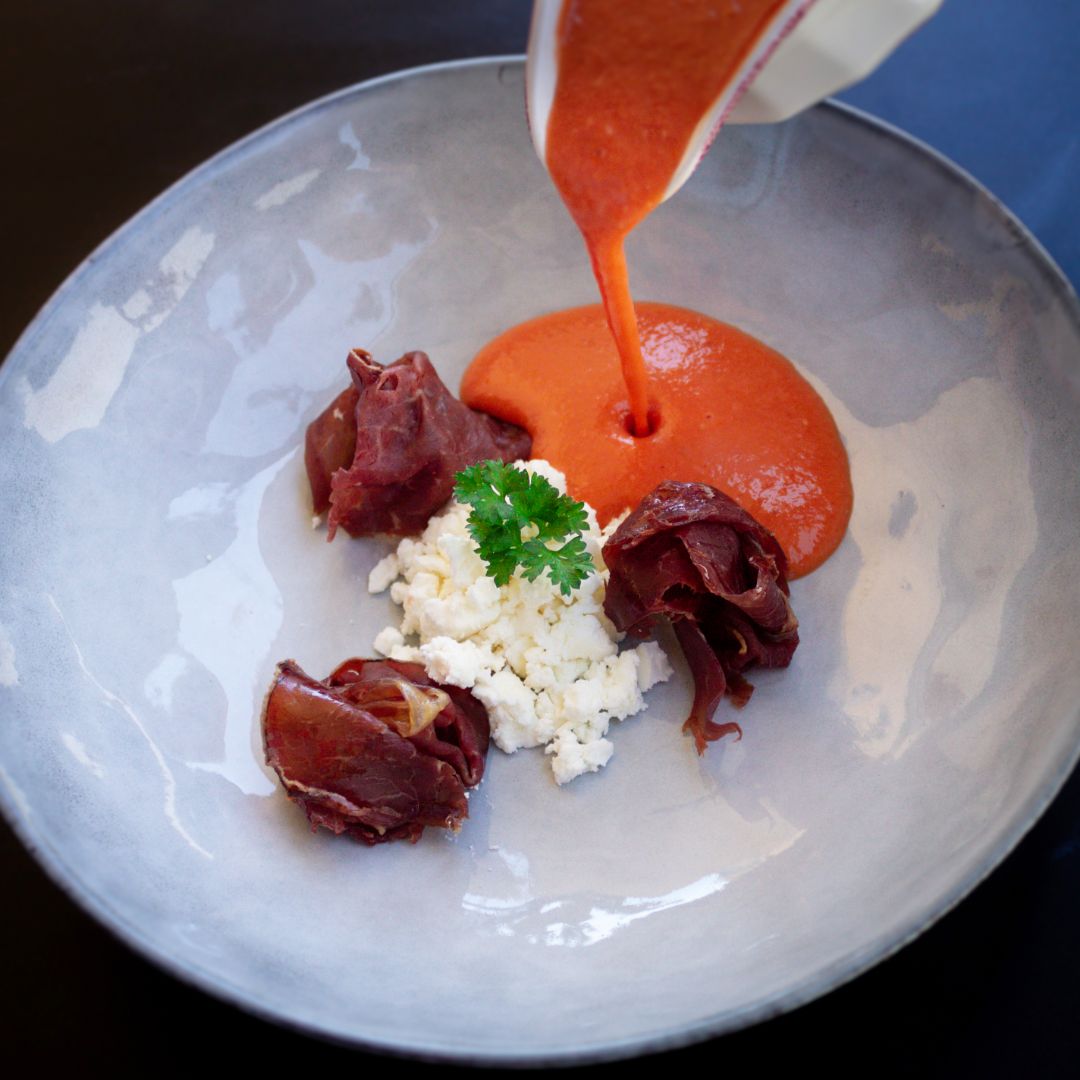 Salmorejo con cecina y queso feta Salmorejo con cecina y queso feta
