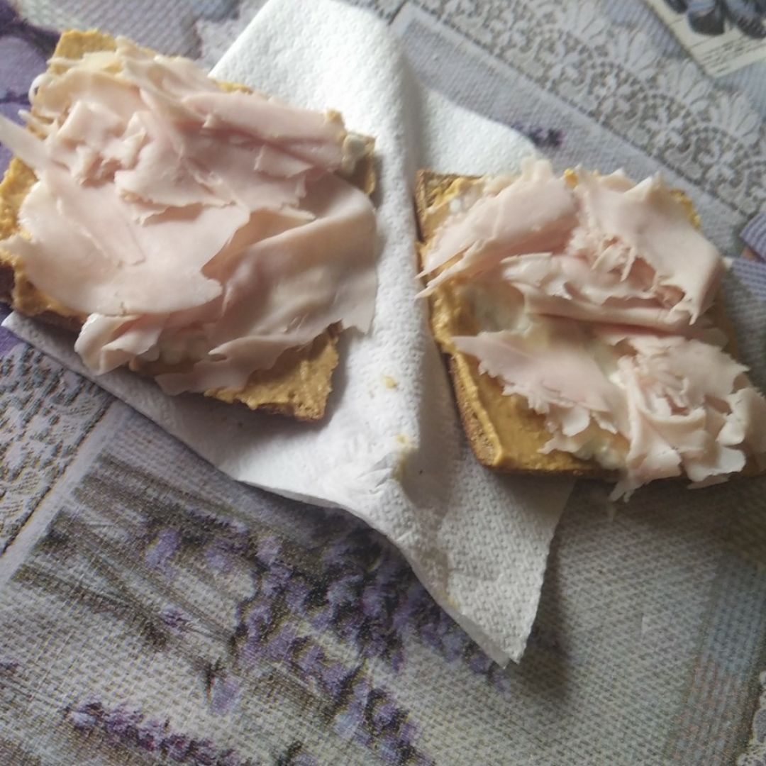 Tostadas Hummus, queso y pavo Tostadas Hummus, queso y pavo