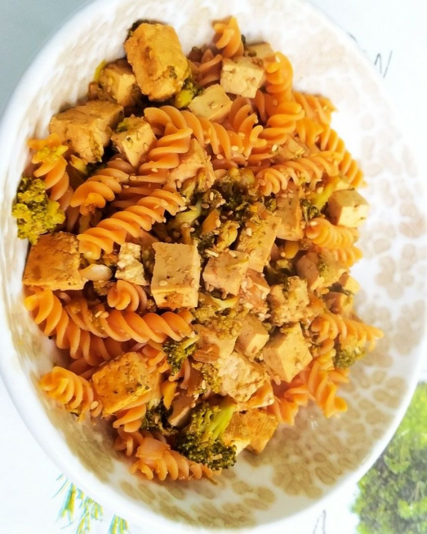 Pasta de lentejas con tofu, brócoli y salsa de soja 