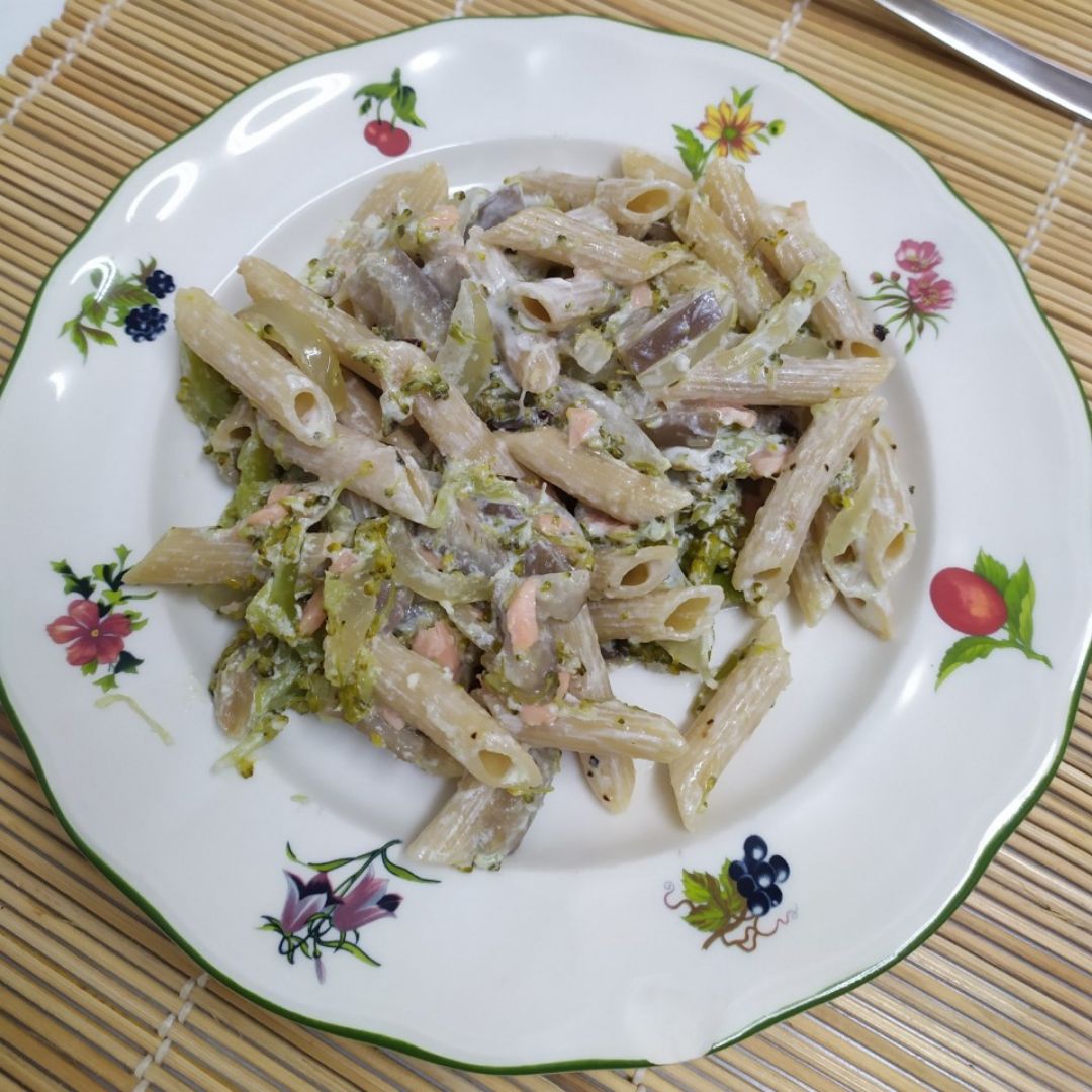 MACARRONES INTEGRALES CON SALMÓN Y QUESO  🐟🥦