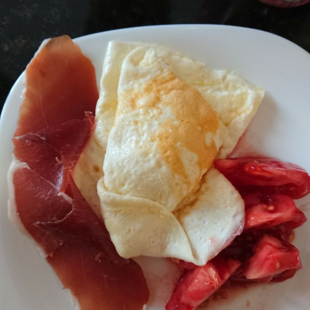 Tortilla de queso con jamón y tomate Tortilla de queso con jamón y tomate