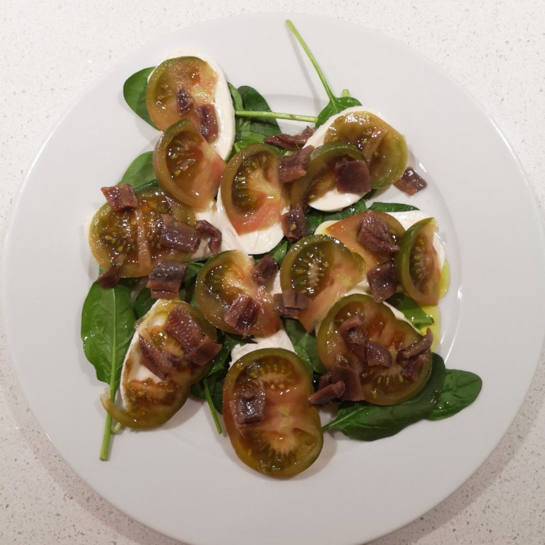 Ensalada de espinacas, mozzarella y anchoas Ensalada de espinacas, mozzarella y anchoas