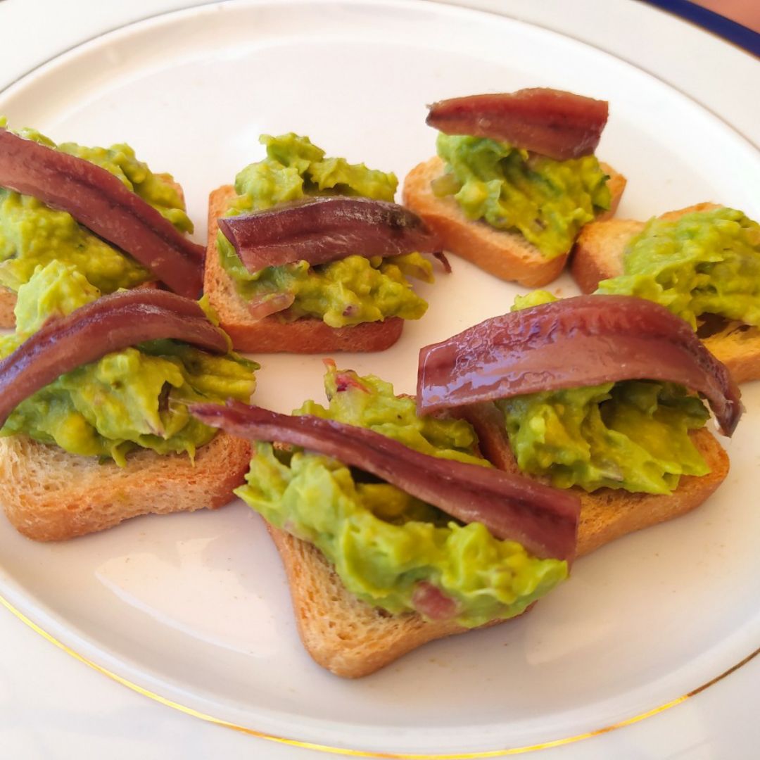 Tosta de Guacamole Casero con anchoas Tosta de Guacamole Casero con anchoas