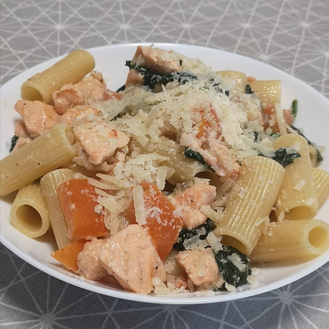 Pasta con salmón y espinacas Pasta con salmón y espinacas