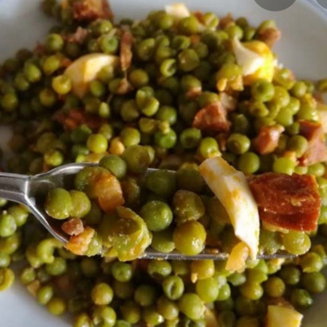 Guisantes con chorizo y huevos Guisantes con chorizo y huevos