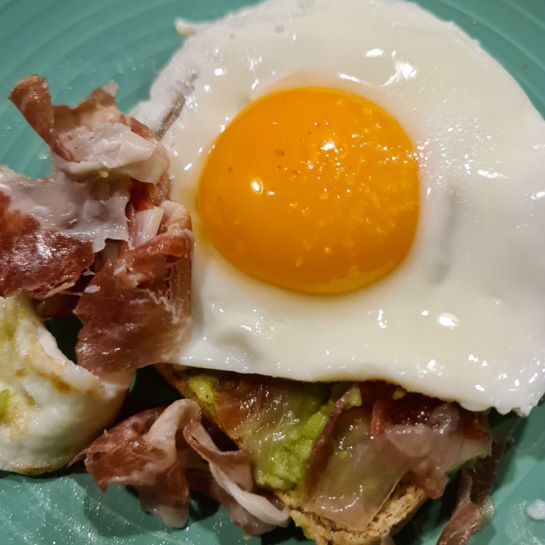 Tostada de aguacate, jamón y huevo Tostada de aguacate, jamón y huevo