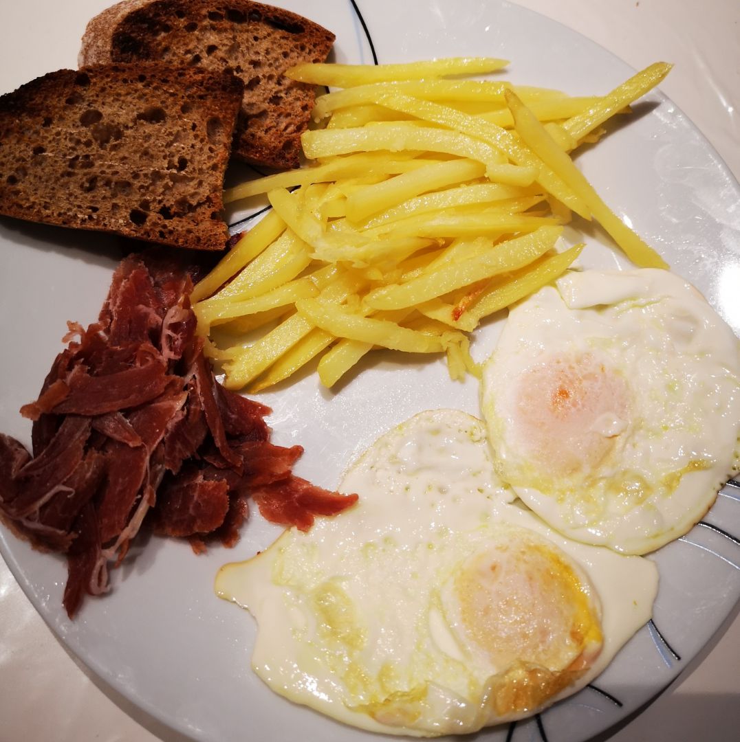 Huevos con patatas y jamón Huevos con patatas y jamón