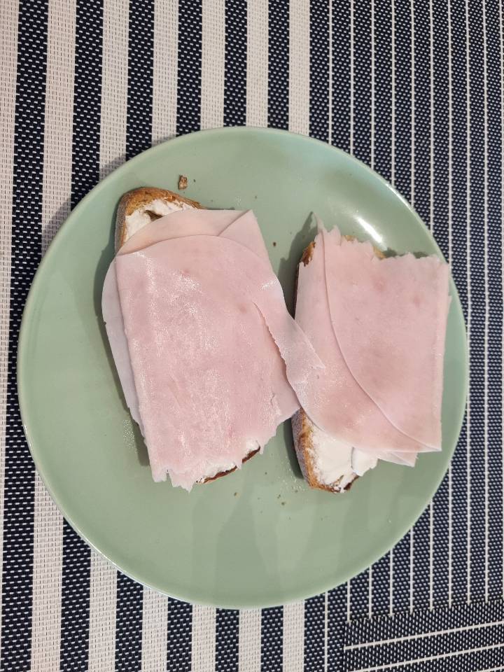 Tostadas con queso crema y fiambre de pavo Tostadas con queso crema y fiambre de pavo