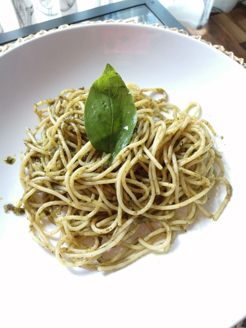 Espaguetis integrales con pesto Espaguetis integrales con pesto