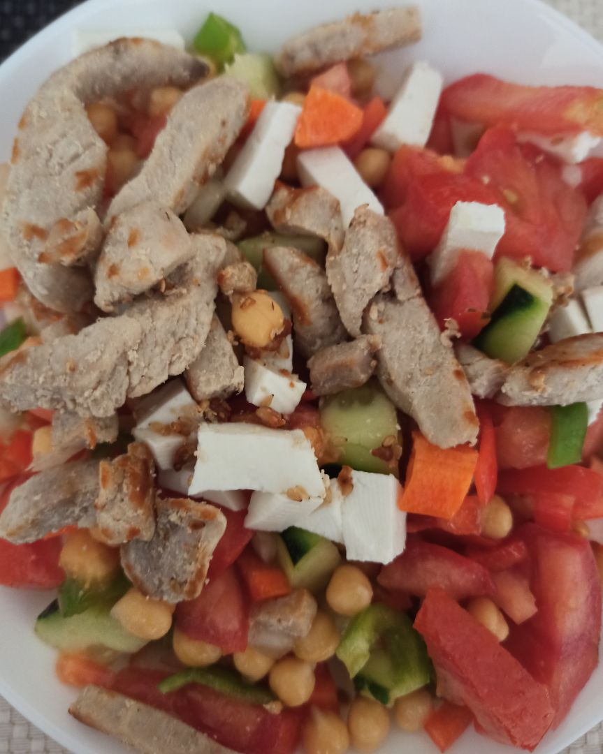 Ensalada de garbanzos con pavo y queso Ensalada de garbanzos con pavo y queso