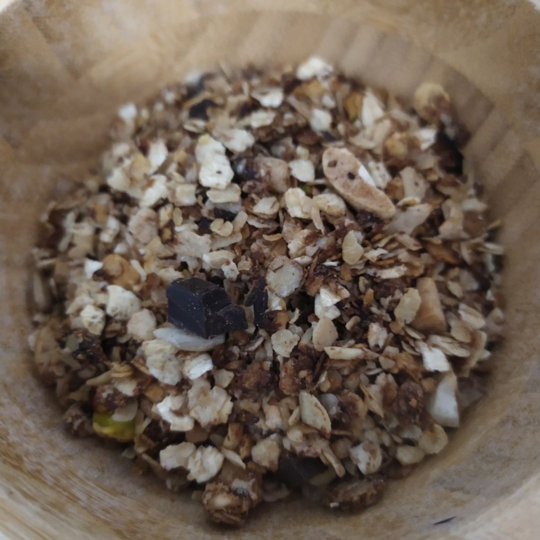 Granola de chocolate y naranja en sartén Granola de chocolate y naranja en sartén