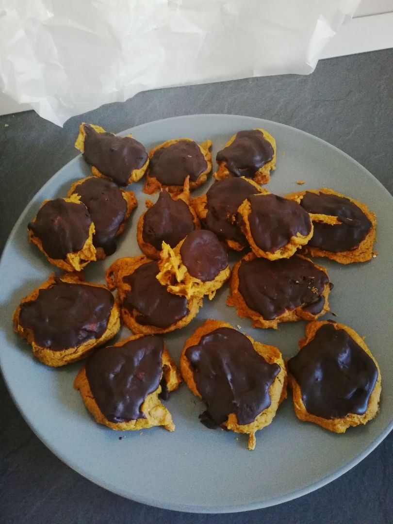 Galletas de calabaza y canela con cobertura de chocolate 