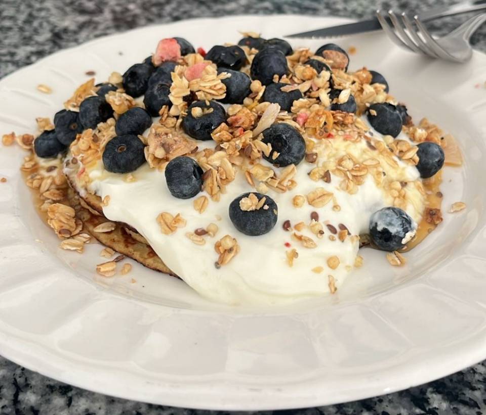 Pancakes de avena con yogurt griego y fruta