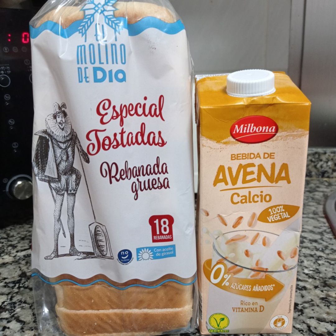 Desayuno de tostadas con pavo y leche de avena con nesquick