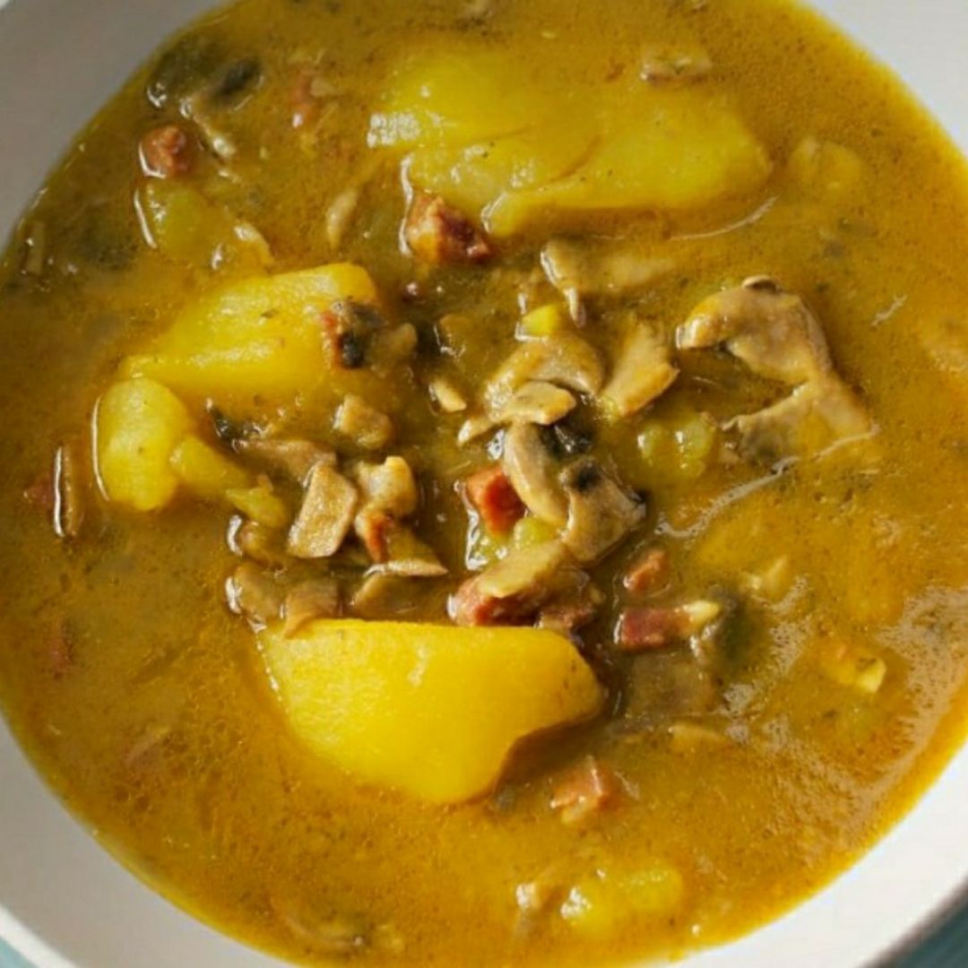 Patatas guisadas con champiñones Patatas guisadas con champiñones