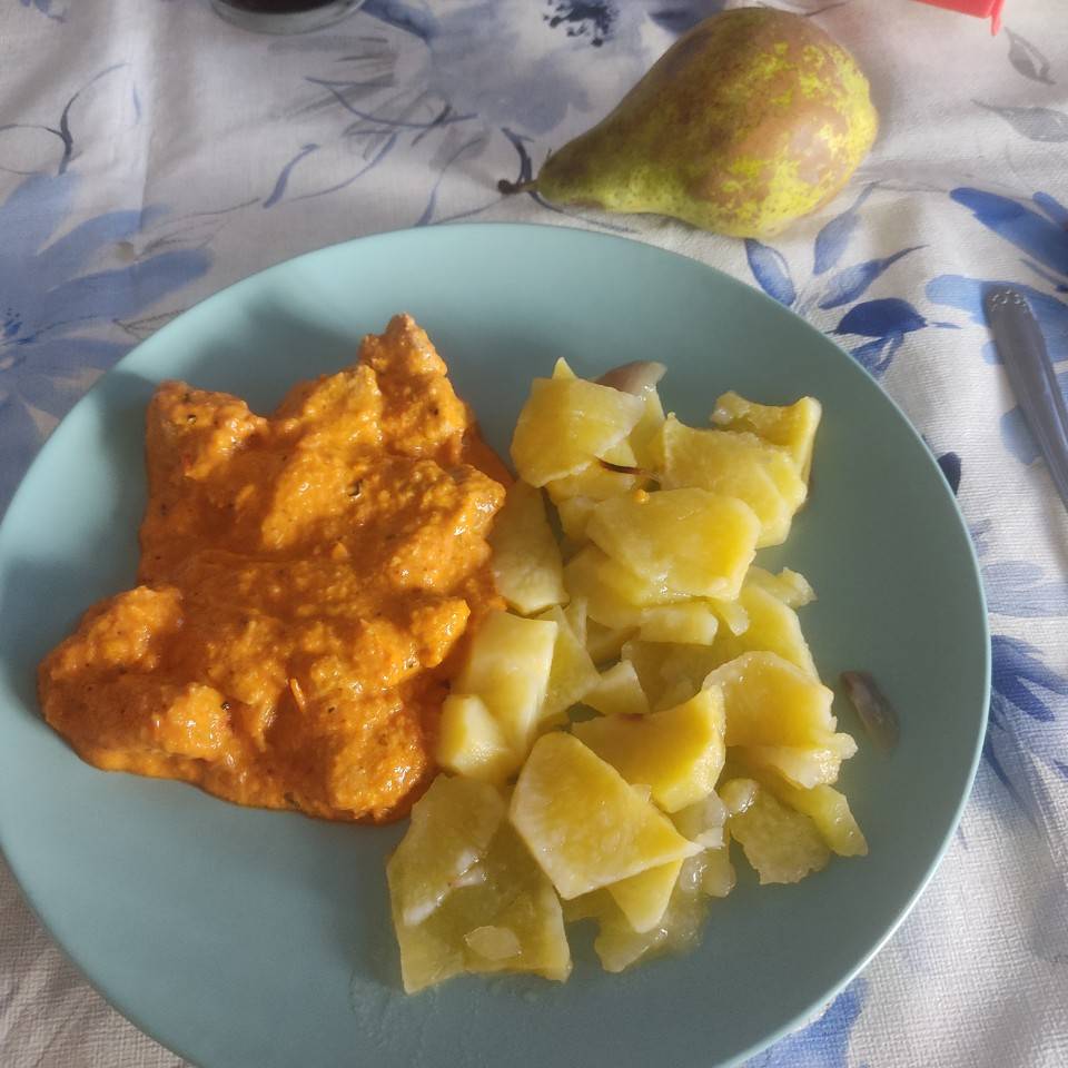 Solomillo de cerdo con salsa de tomate cherry y queso light y patatas al microondas. Solomillo de cerdo con salsa de tomate cherry y queso light y patatas al microondas.