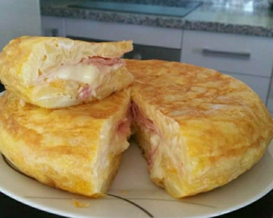 Tortilla de patatas rellena de jamón cocido y queso Tortilla de patatas rellena de jamón cocido y queso