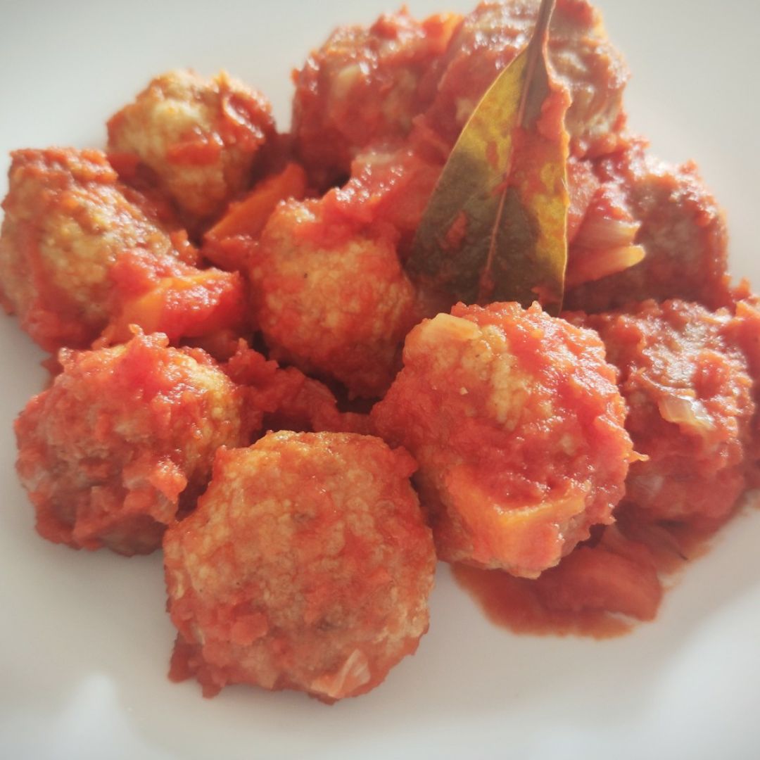 Albóndigas de pollo con tomate y zanahoria Albóndigas de pollo con tomate y zanahoria