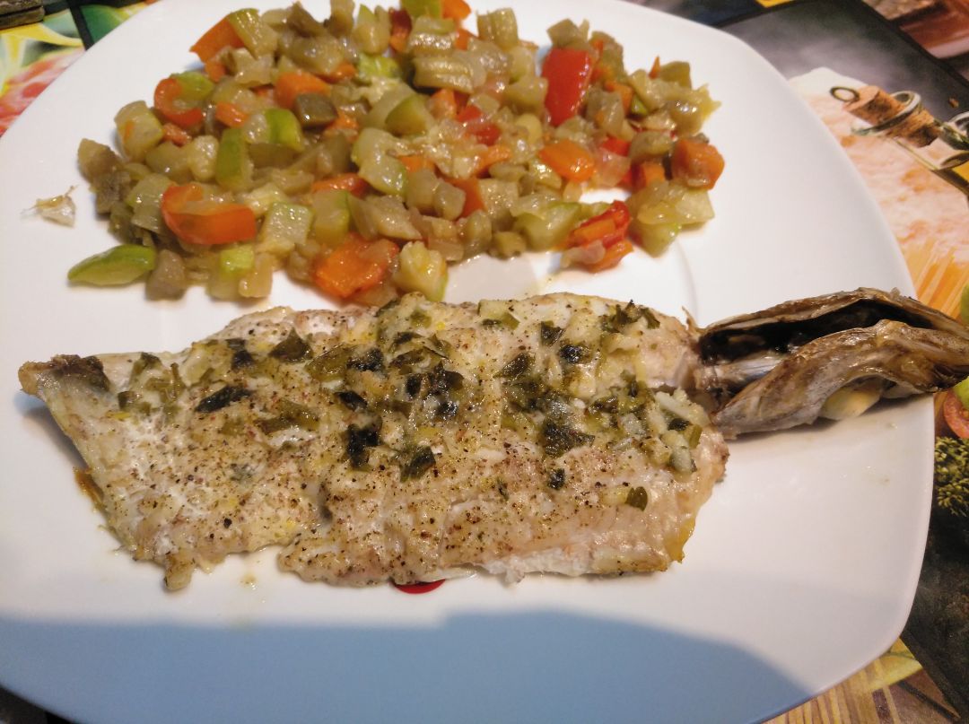 Bacaladilla al limón con guarnición de verduras Bacaladilla al limón con guarnición de verduras