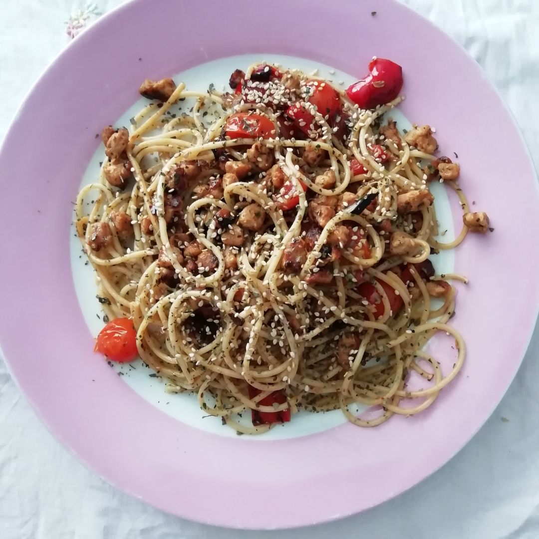 Espaguetis con soja texturizada y verduras