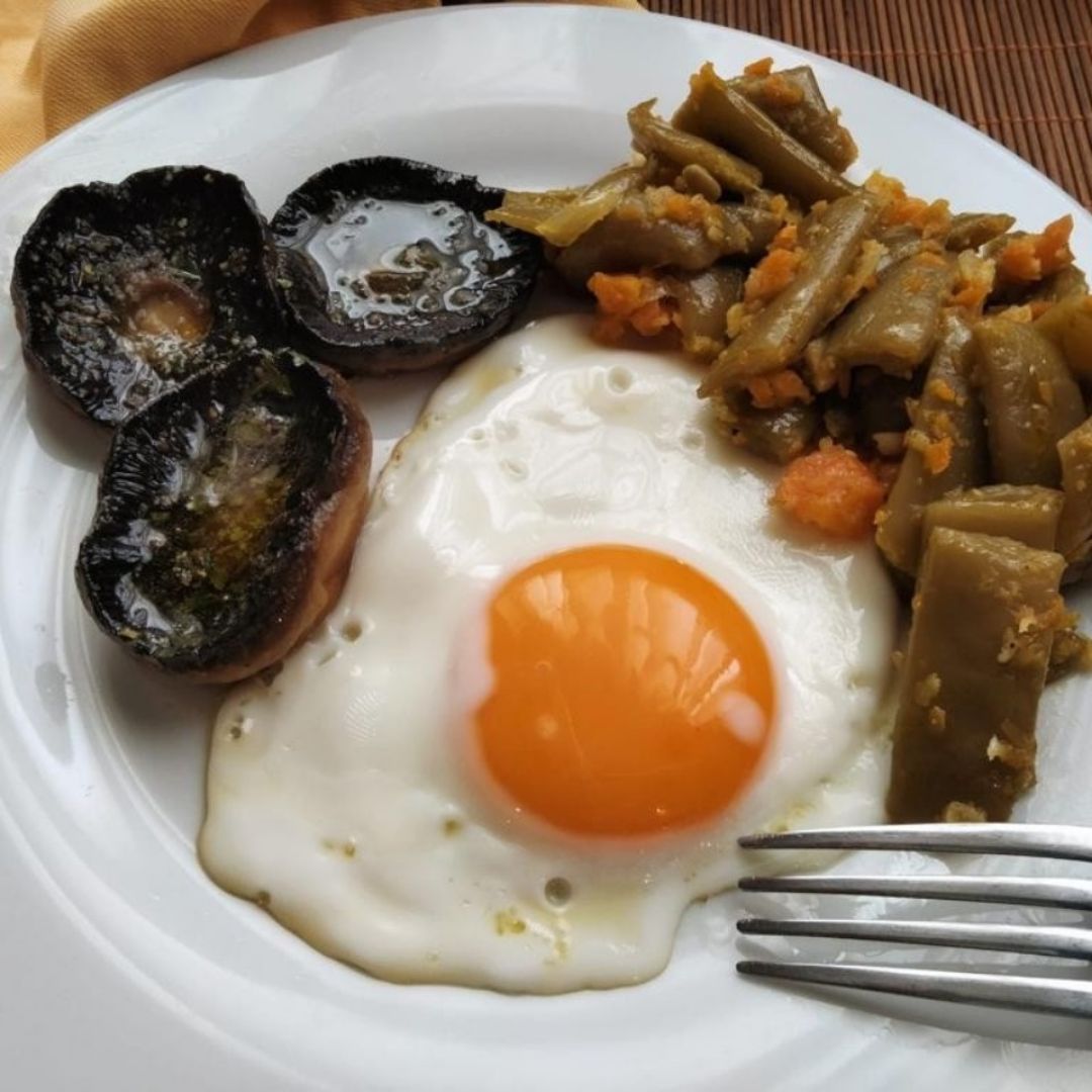 Judías verdes rehogadas, con champiñones y huevo a la plancha Judías verdes rehogadas, con champiñones y huevo a la plancha